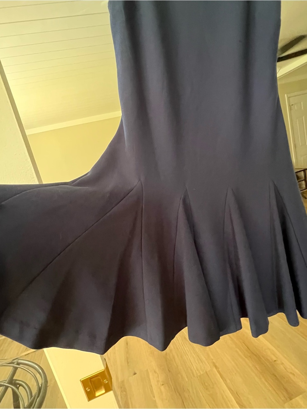Alice + Olivia “Employed” shift sleeveless dress in dark blue size 6 - Picture 3 of 7